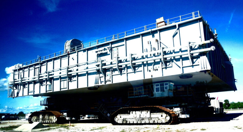 CRAWLER TRANSPORTER 1 DSC 6928 (1)