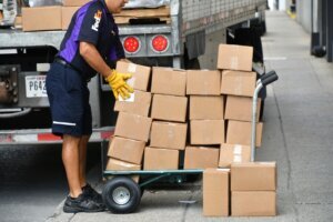 Nashville,,Tn,Usa, ,Sept,9,,2018:,Fedex,Employee,Unloading