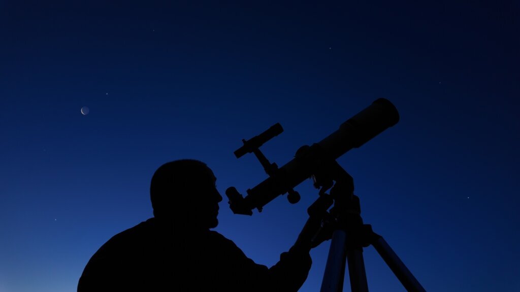 Amateur,Astronomer,Looking,At,The,Evening,Skies,,Observing,Planets,,Stars,