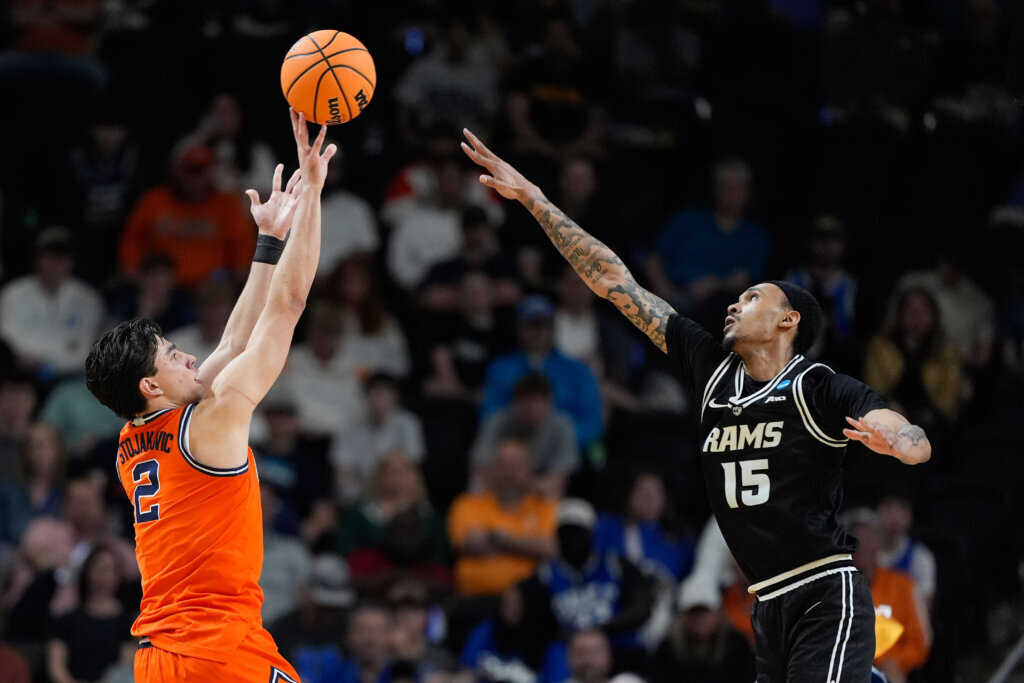 Illinois guard Andrej Stojakovic (2) shoots and scores against Virginia Commonwealth guard Tyrell Ward (15)