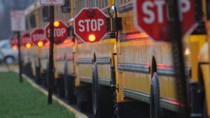 Escuelas del DMV anuncian cierres y salidas tempranas por amenaza de tiempo severo