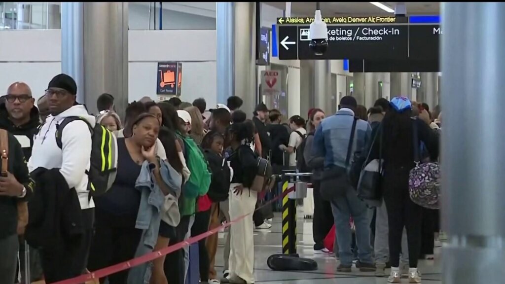 ICE apoyará en aeropuertos ante retrasos en filas por cierre de gobierno