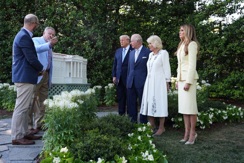 President Donald Trump and first lady Melania Trump along with Britain's King Charles III and Queen Camilla look at the White House bee hive on the South Lawn of the White House, Monday, April 27, 2026, in Washington. (AP Photo/Alex Brandon, Pool)