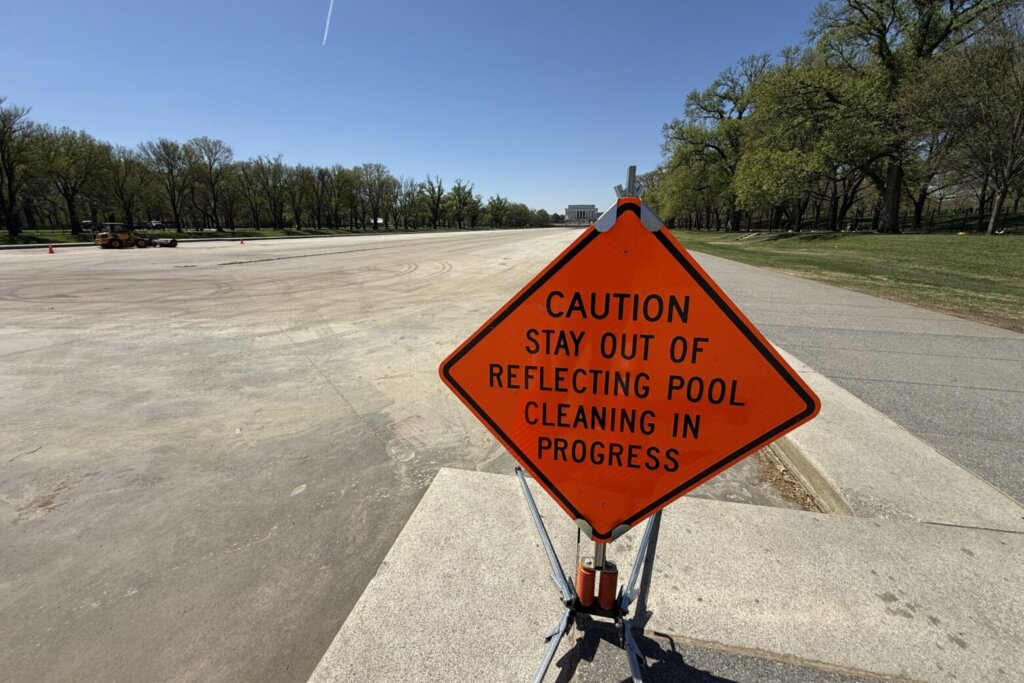Reflecting pool cleaning