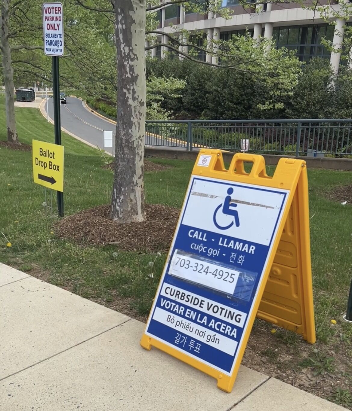 Curbside Voting Sign