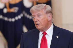 Trump, apoyado por militares estadounidenses, hablará con la prensa sobre Irán este lunes