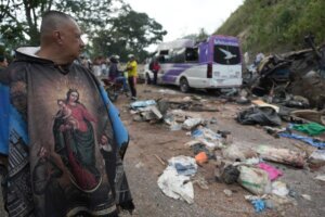 El ataque con un cilindro bomba en la Vía Panamericana en Colombia dejó 19 muertos