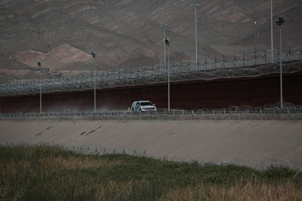 Mexican Army conduct search operation at border between Ciudad Juarez and El Paso