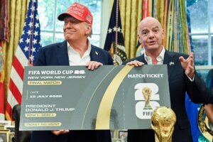 Trump dice que "no pagaría" los caros boletos del Mundial pero alaba su "éxito" comercial