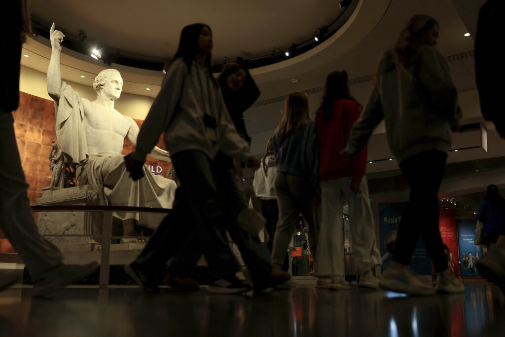 First Museums Begin To Re Open As Federal Government Shutdown Ends