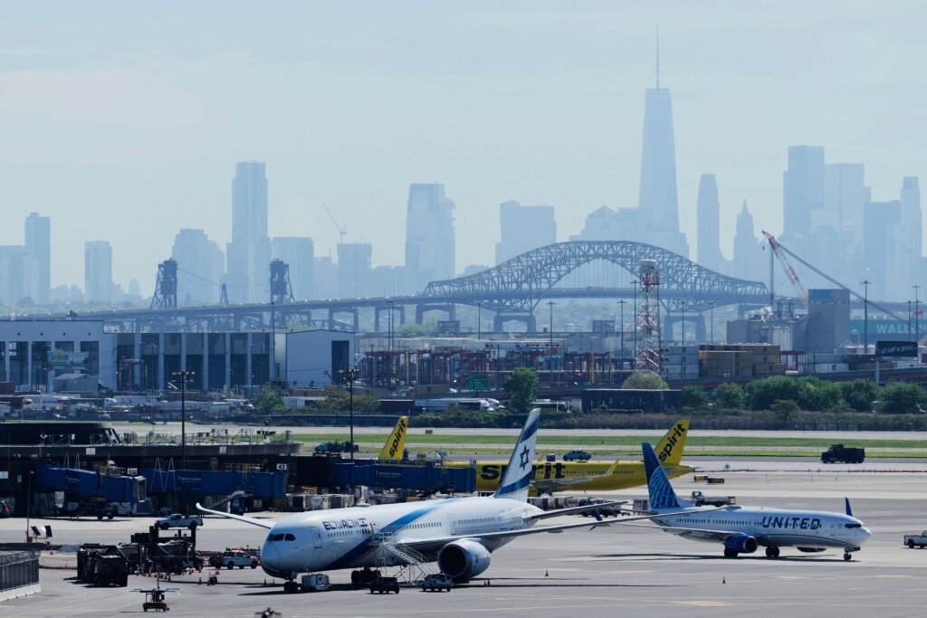 Plane Strikes Light Pole