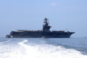 El portaaviones nuclear Nimitz de EEUU, próximo a darse de baja, espera en aguas panameñas