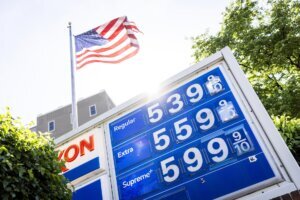 EE.UU. considera suspender impuesto a la gasolina ante alza de precios por guerra con Irán