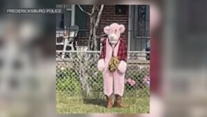 Policía de Fredericksburg busca a hombre disfrazado que acecha a niños