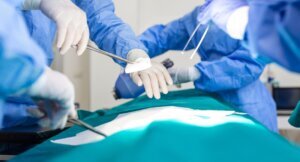 Surgeon,Team,In,Uniform,Performs,An,Operation,On,A,Patient